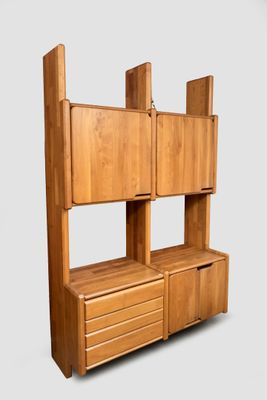 une photo d'une bibliothèque en bois avec deux tiroirs