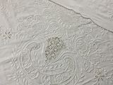 une nappe blanche ornée d'un motif paisley