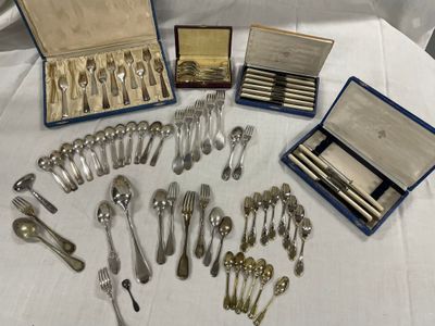 beaucoup de cuillères et de fourchettes en argent sur une table