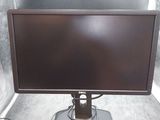 un écran d'ordinateur posé sur une table