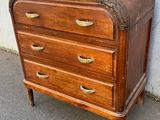 une commode en bois avec un plateau en marbre