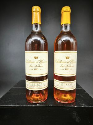 deux bouteilles de vin posées sur une table noire