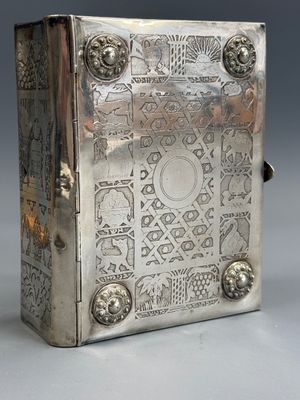 une vieille boîte en argent ornée d'un motif décoratif sur le devant