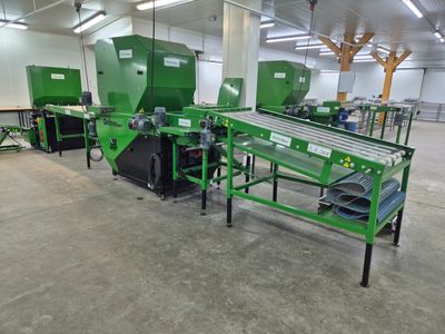 une machine verte qui se trouve au milieu d'une pièce