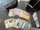 beaucoup de cartes posées sur une table, à côté d'un étui noir