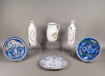 cinq types différents d'assiettes décoratives et de vases exposés