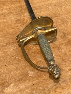 une épée posée sur un morceau de bois