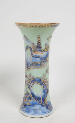 un vase bleu et blanc orné d'un motif représentant des éléphants