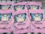 six sachets de tortillas vendues dans la rue posés sur une table