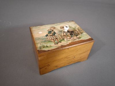 une petite boîte en bois avec un tableau dessus