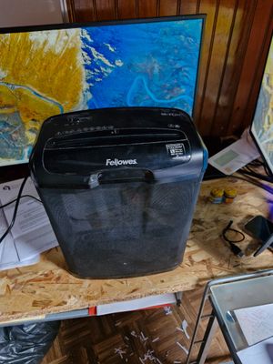 un climatiseur noir posé sur une table en bois