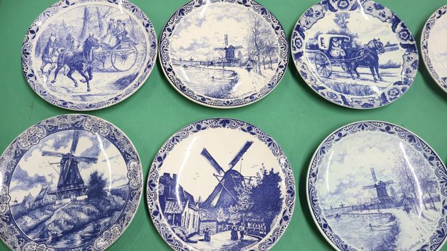 Faïence de DELFT – Important lot de plats décoratifs, assiettes d...