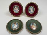 trois portraits miniatures de femmes dans des écrins verts et rouges