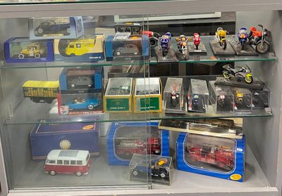 une vitrine en verre contenant divers véhicules miniatures