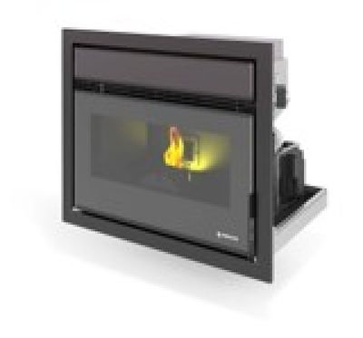 un gros plan d'un poêle avec un feu à l'intérieur