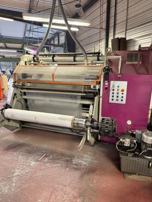 une machine qui traite une feuille de papier