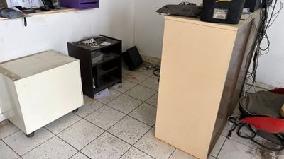 une photo d'une cuisine avec un réfrigérateur et un micro-ondes