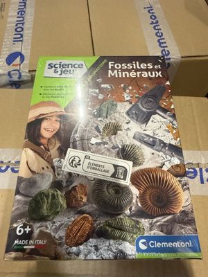Le livre est posé sur une boîte en carton posée sur une table.