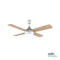 Le ventilateur de plafond est blanc et ses pales sont en bois.