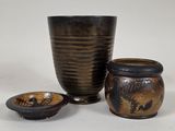 trois vases et un bol posés sur une table