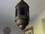 une lampe suspendue au plafond d'une pièce