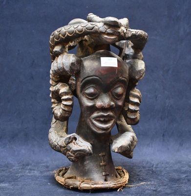 AFRIQUE: Élément de masque ou de casque en bois sculpté repr…