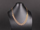 un collier plaqué or sur un mannequin noir