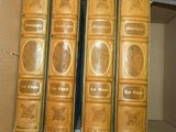 trois livres dans une boîte en carton sur laquelle figurent des inscriptions