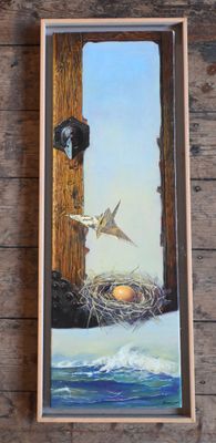 une peinture représentant des oiseaux volant au-dessus d'un nid accrochée à un mur en bois