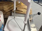 une machine posée sur une table