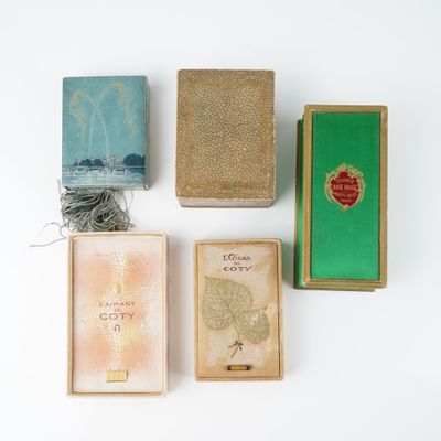quatre livres qui sont posés les uns à côté des autres