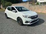 la voiture blanche est garée sur le côté de la route
