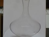 une photo d'un vase en verre posé sur une table