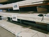 de nombreuses piles de rayons vides dans un magasin, sur lesquelles sont posées des étiquettes de prix