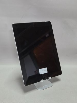 une tablette posée sur un support, sur une surface blanche