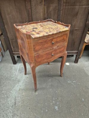une petite table en bois surmontée d'un tiroir