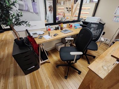 un bureau avec une chaise et un ordinateur dessus