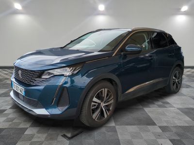 une voiture bleue est garée dans une pièce au sol à carreaux