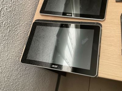 deux tablettes posées l'une à côté de l'autre sur une table