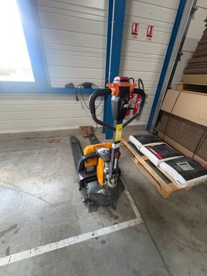 une petite machine qui se trouve dans un garage