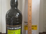 une bouteille de vin posée sur une table à côté d'une règle