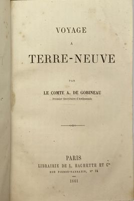un vieux livre avec une illustration en noir et blanc représentant le titre « Voyage à Terre-Neuve »