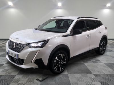 le 4x4 blanc est garé sur un carrelage à carreaux
