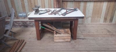 une table sur laquelle sont posés plusieurs outils
