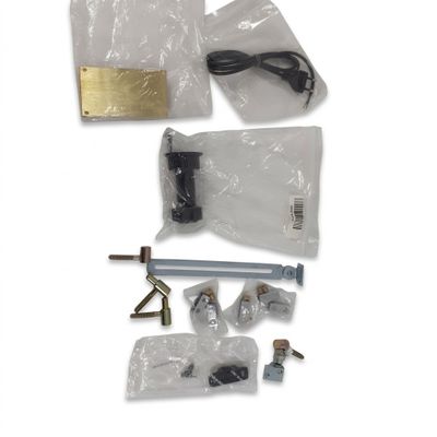 une photo d'un ensemble d'outils posés sur une surface blanche