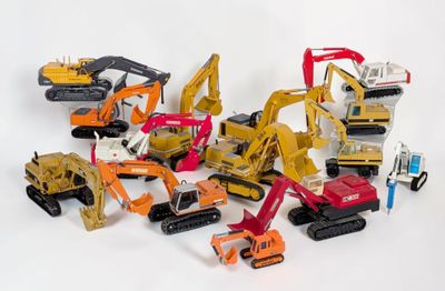 de nombreux engins de chantier miniatures posés sur une surface blanche