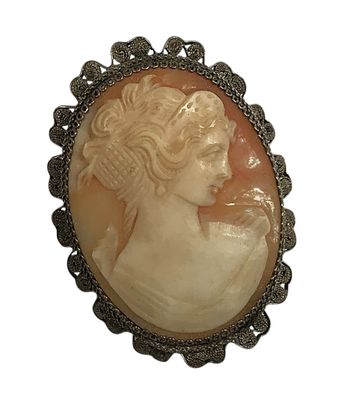 Une broche représente le profil d'une femme.