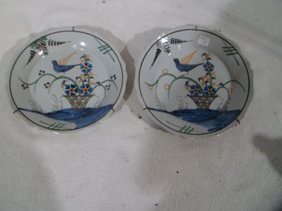 deux assiettes avec des oiseaux