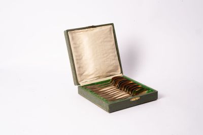une boîte verte contenant une paire de ciseaux
