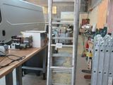 une échelle appuyée contre un mur dans un bâtiment